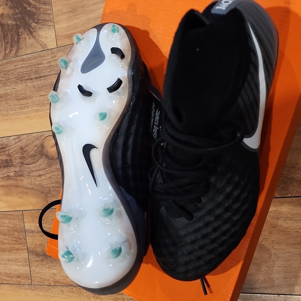 Brand new Youth Size - JR Magista Obra II FG